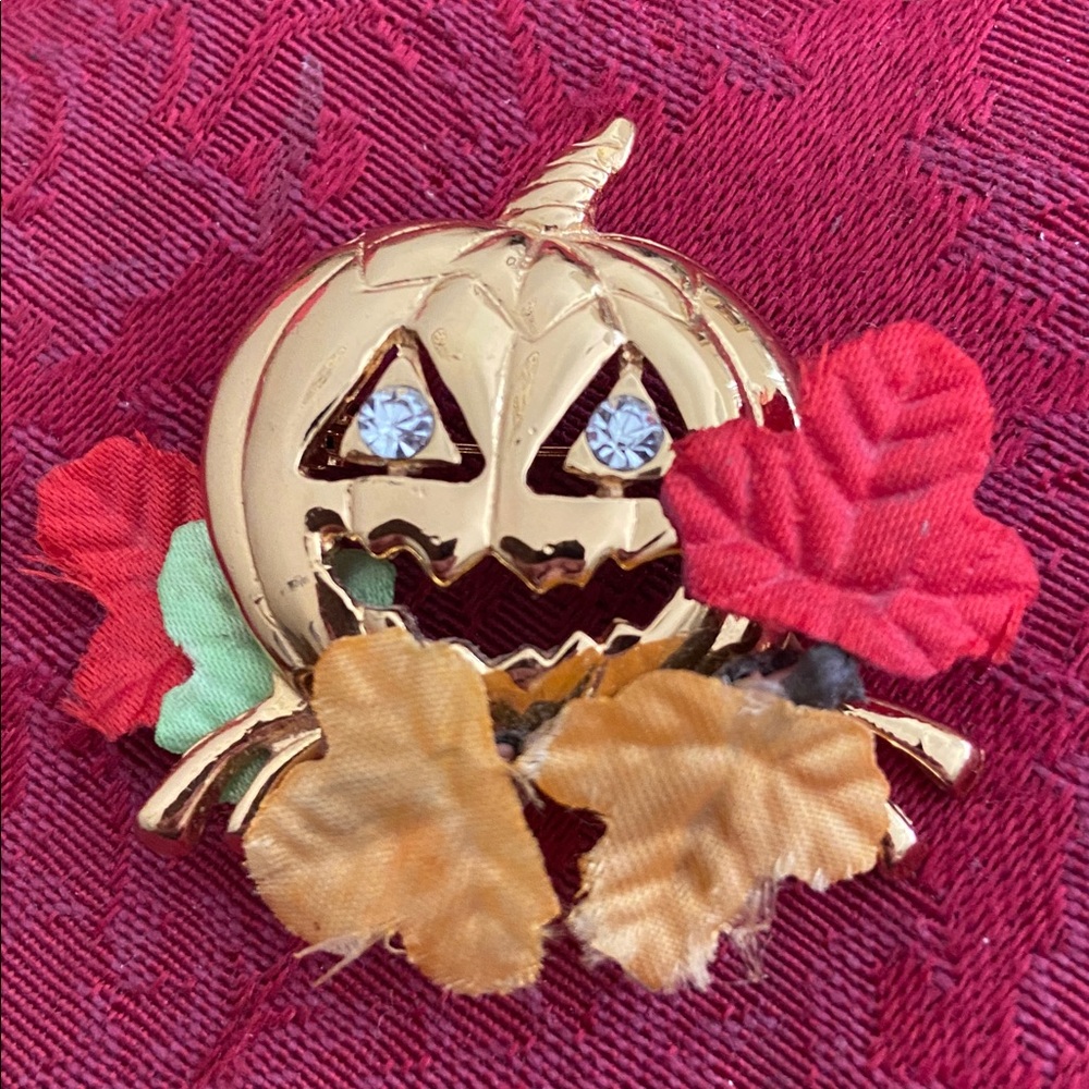 Vintage 70s AVON Rhinestones Jack O Lantern Pumpkin with Leaves Broach